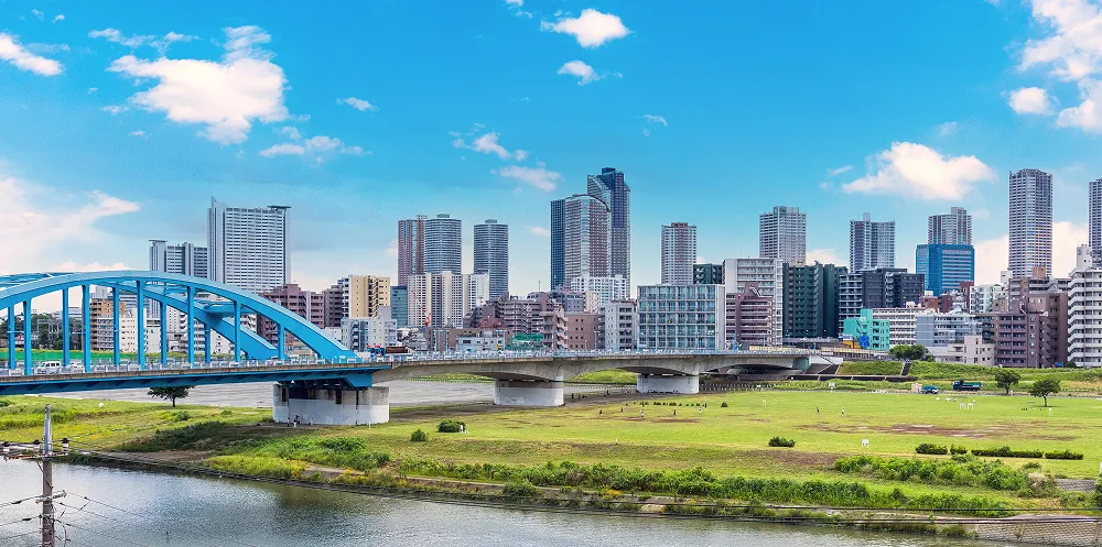 高層ビルの街並みと橋の写真